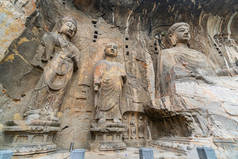 佛陀、和尚和菩萨的石灰石做的大雕像。洛阳龙门石窟的主要洞室(凤仙洞).中国河南省 