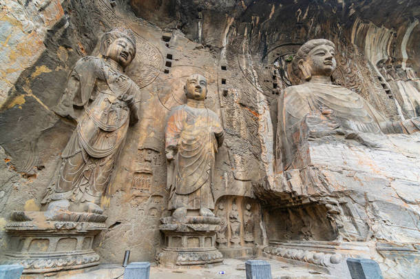佛陀、和尚和菩萨的石灰石做的大雕像。洛阳龙门石窟的主要洞室(凤仙洞).中国河南省 