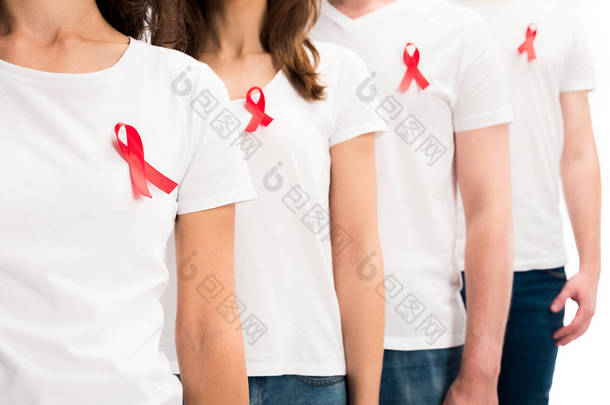 在白色, 世界艾滋病日概念查出的衬衫上的红色丝带的人的裁剪图像