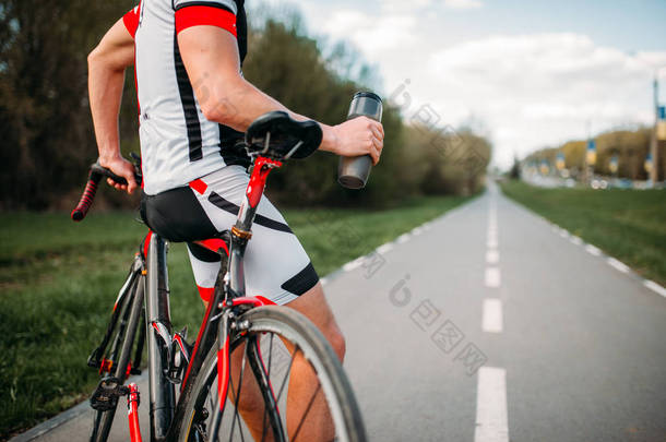 Bycyclist 在头盔和运动装自行车锻炼。自行车路骑单车, 沥青路面训练