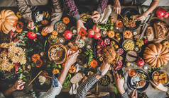 家人庆祝感恩节。 人们用传统的秋天食品、烤火、蜡烛、南瓜饼、头像，把美味的餐桌交给他们