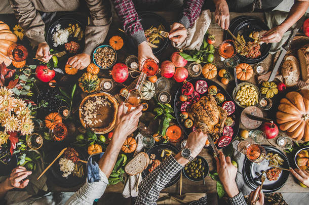 家人庆祝感恩节。 人们用传统的秋天食品、烤火、蜡烛、南瓜饼、<strong>头像</strong>，把美味的餐桌交给他们