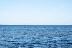 地平线上的出口到无尽的蓝色大海夏天