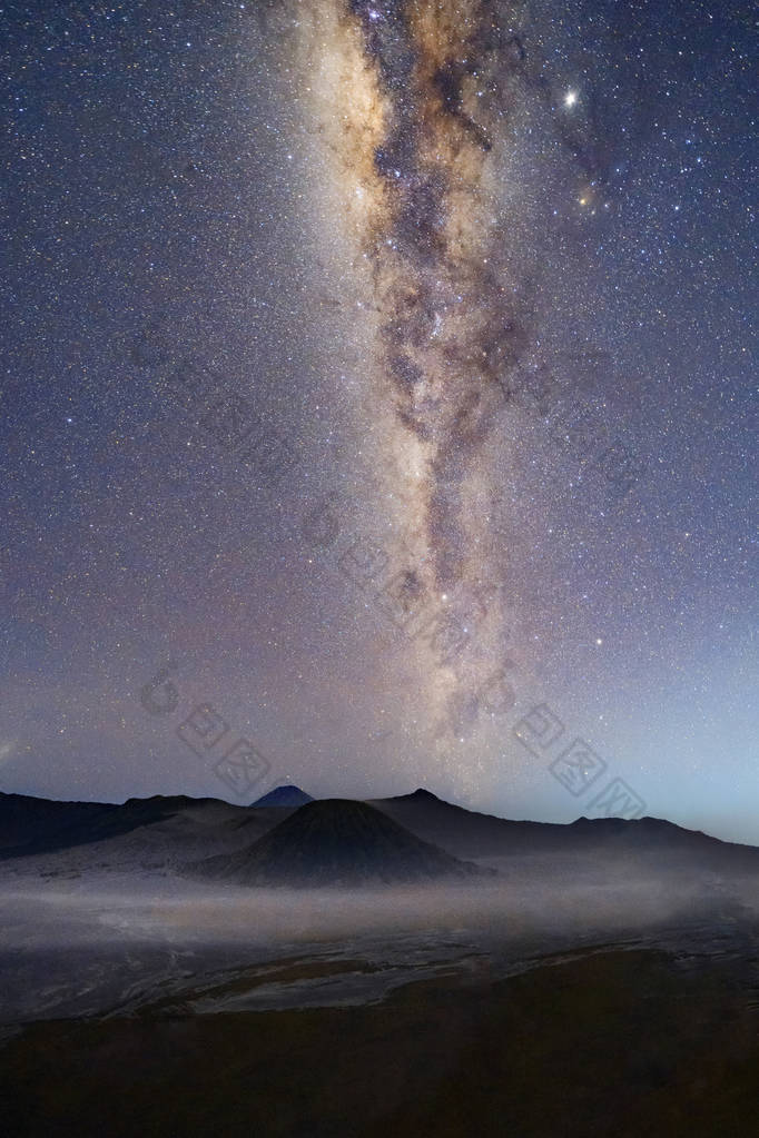 银河和星星在布罗莫山的夜晚。活动火山