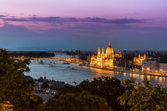 布达佩斯，匈牙利，与链桥和议会大楼的全景.