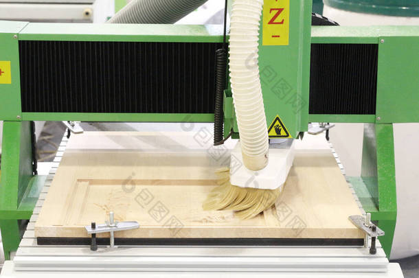 Cnc铣床 铣削和雕刻安装. Cnc木工机械。 零件表面的高质量铣削和雕刻机.