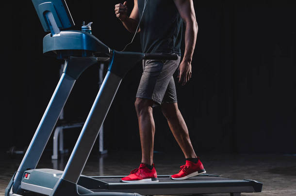 非洲裔美国人在跑步机上戴耳机训练的镜头