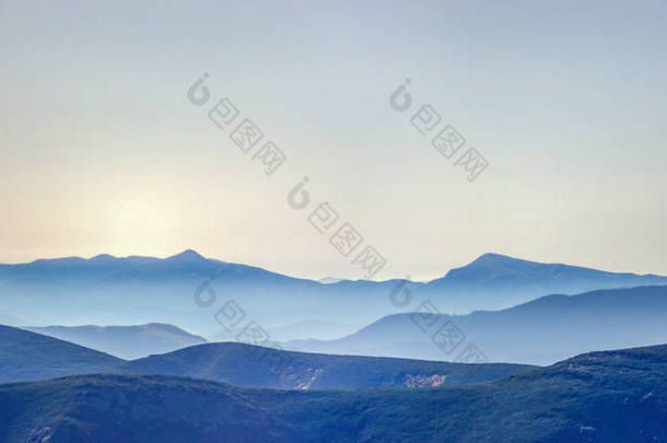 夏天岩石山脉的全景