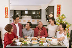 越南大家庭享受传统晚餐和庆祝农历新年，对联与美好的祝愿来年的背景