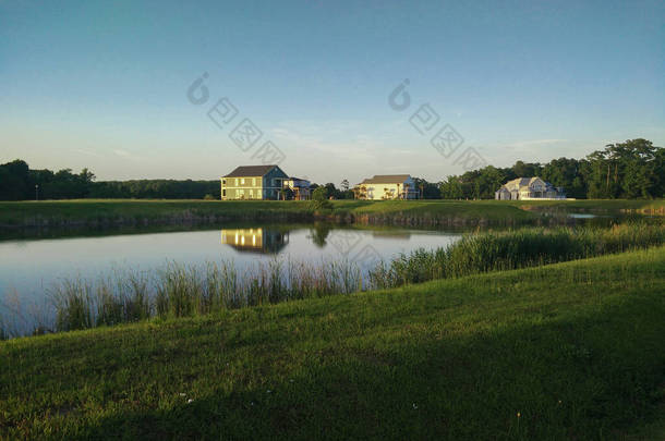 苏本人在湖边的家池塘，河岸长满青草。高尔夫俱乐部.