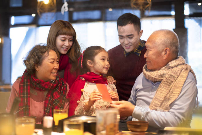 快乐的亚洲家庭共进晚餐, 庆祝中国新年