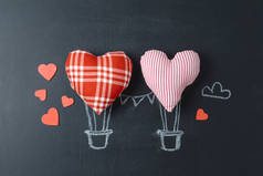 情人节概念与心脏形状作为气球在黑板背景。从上面看顶视图