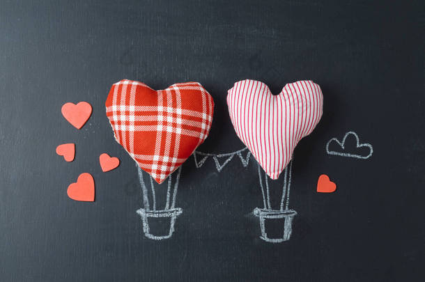 情人节概念与心脏形状作为气球在黑板背景。从上面看顶视图