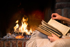 壁炉旁看书