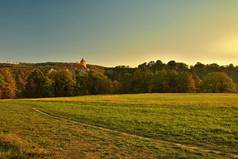 Veveri 城堡-捷克的布尔诺城市-欧洲。美丽的秋天与城堡的风景。布尔诺水坝和日落在黄金时刻。秋季季节10月.