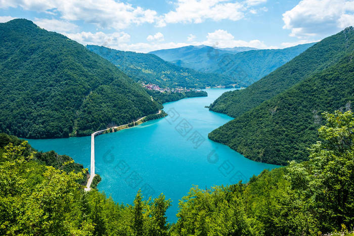 黑山 Piva 湖 (Pivsko Jezero) 上空的公路鸟瞰图