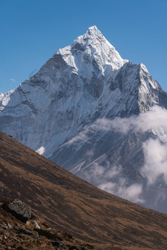 Ama Dablam峰，亚洲喜马拉雅山脉珠穆朗玛峰地区最有名的山峰