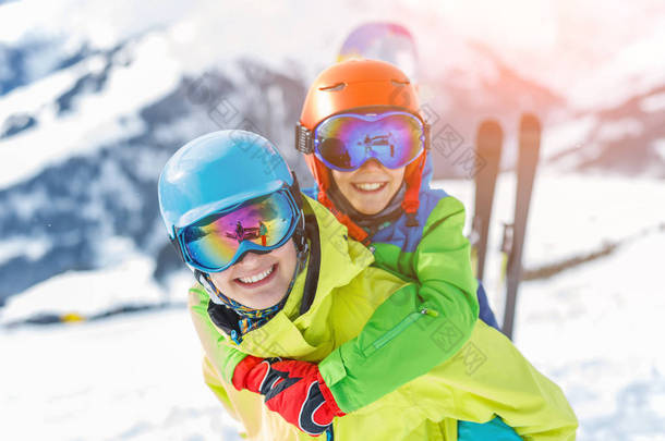 滑雪, 冬天, 雪, 阳光和乐趣-孩子, 男孩和女孩在阿尔卑斯山玩的乐趣。在山里滑雪的孩子.