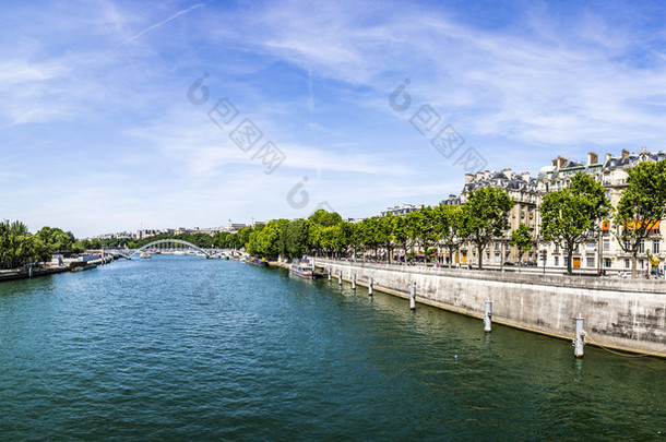 巴黎埃菲尔铁塔-塞纳河和住宅区在<strong>视野</strong>