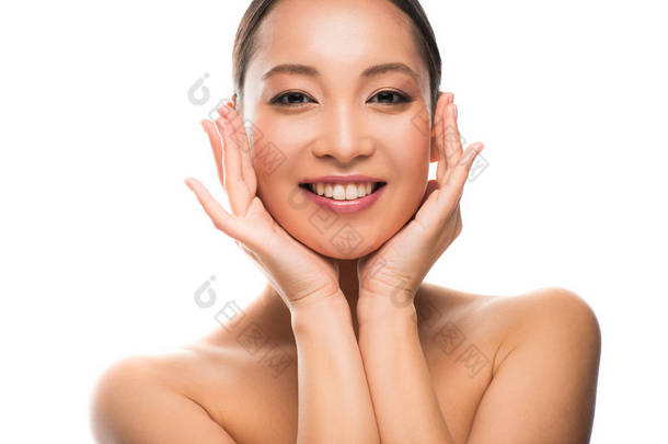 美丽的微笑亚洲女孩与完美的皮肤，孤立在白色