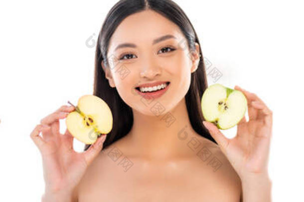 亚洲女人抱着半边新鲜苹果的拼贴，按全景白色方向分离