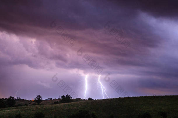 肯塔基州夜间雷雨中的多个闪电