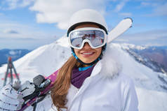                 美丽的妇女的画像与滑雪和滑雪服在冬天山.                