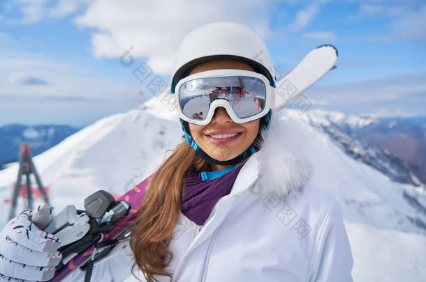                 美丽的妇女的画像与滑雪和滑雪服在冬天山.                