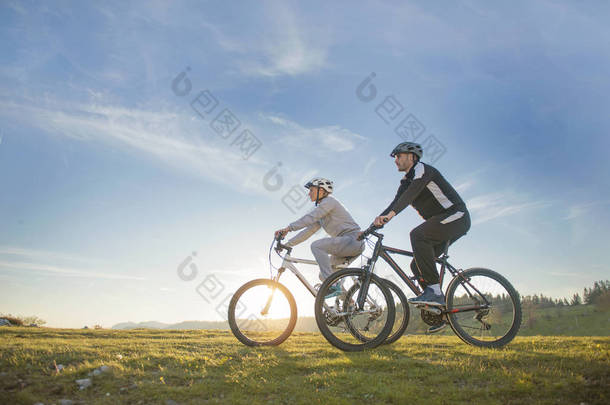 几个骑自行车的人在草原上