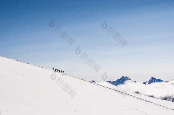 爬雪山顶上的登山者。线的梦想