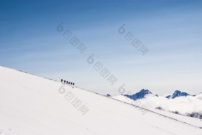 爬雪山顶上的登山者。线的梦想