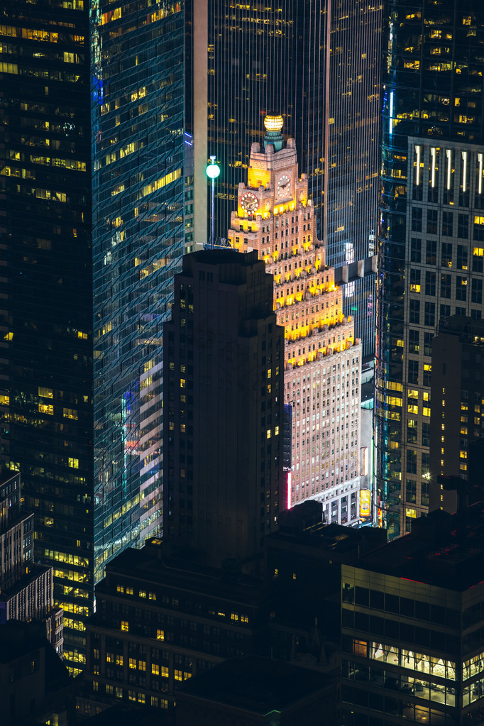 在晚上纽约夏季年曼哈顿摩天大楼