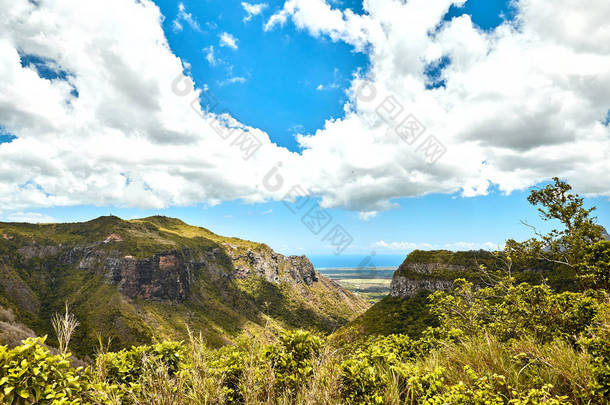 毛里求斯岛，山脉和海岸线景观