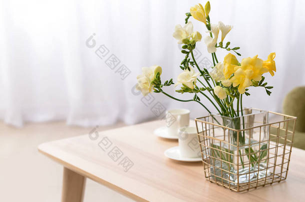 房间里桌子上有美丽的花<strong>花瓶</strong>