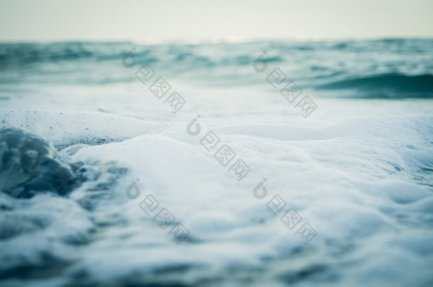 <strong>海洋</strong>水和泡沫的特写镜头，冷色调.