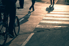 行人和骑自行车的人道路交叉口