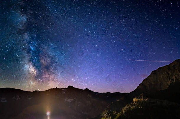 七彩发光银河系拱门和满天星斗的天空，从阿尔卑斯山的高处.