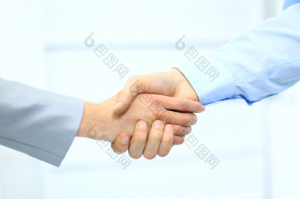在办公室业务男子握手