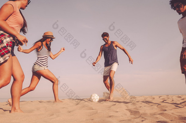 最好的朋友玩沙滩足球