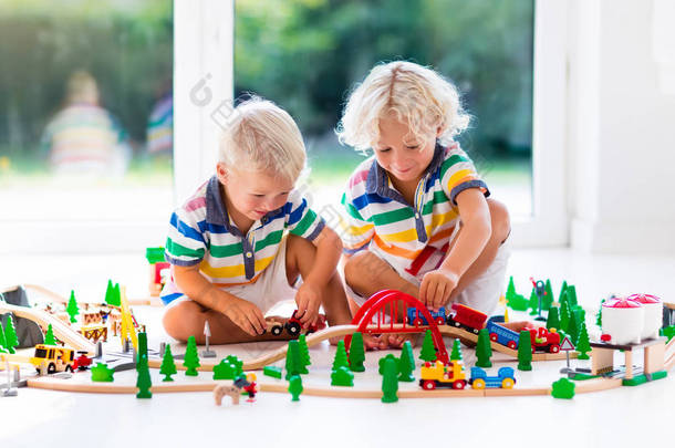 孩子们玩的玩具<strong>火车</strong>。孩子们木铁路.