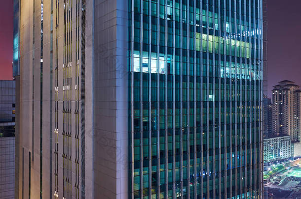 紧跟现代商业<strong>摩天大楼</strong>和高层建筑、商业中心。夜景