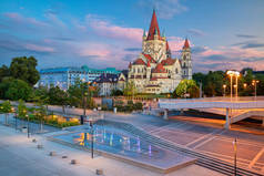 奥地利维也纳。奥地利首都维也纳的城市景观，在美丽的日落期间与阿西西教堂的圣弗朗西斯.