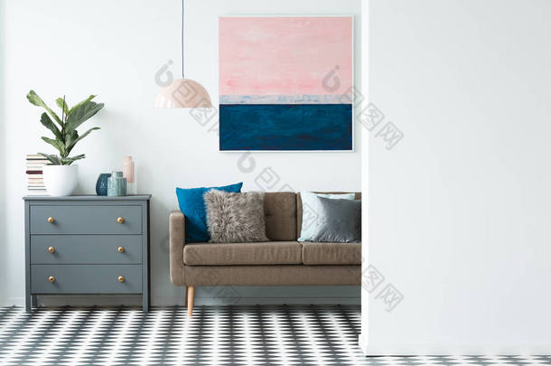 植物在黑色橱柜旁边的棕色沙发在五颜六色的客厅内饰与粉彩画