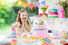 儿童生日聚会, 彩色彩虹粉彩装饰和兔子层蛋糕。小女孩的糖果, 糖果和水果。儿童或婴儿生日节日装饰桌上的气球和横幅.