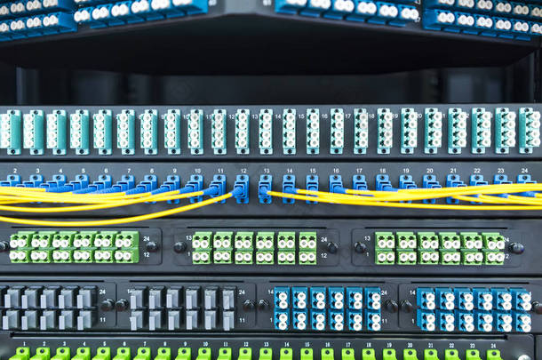 光纤电缆连接到通信分发点