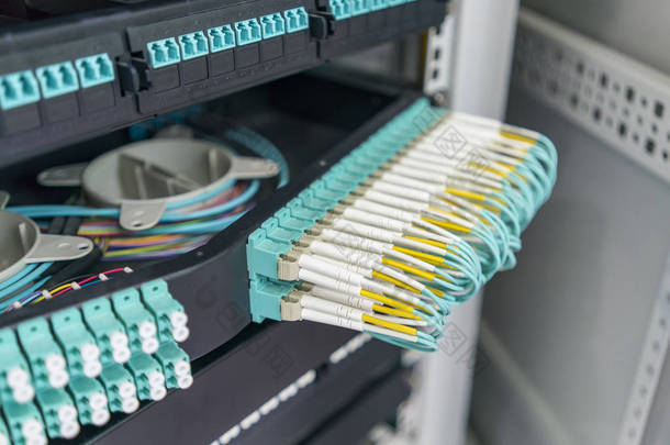 光纤电缆连接到通信分发点