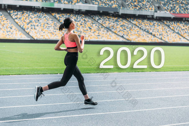 年轻的非洲裔美国女运动员在近2020年的<strong>赛场</strong>上跑步