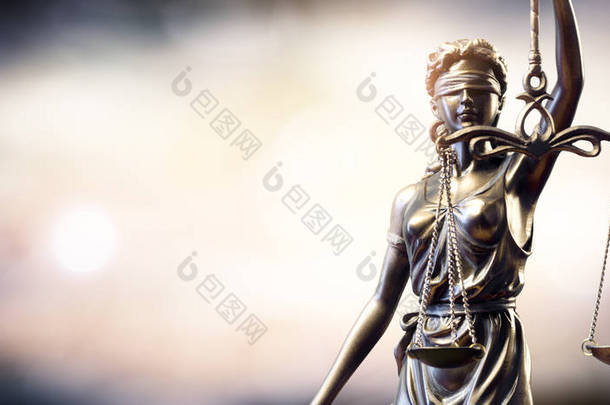 在模糊的背景上正义女神雕像