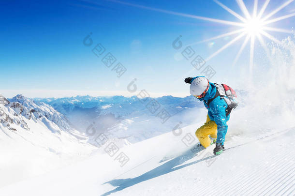 在跑下山的滑雪道上滑雪者