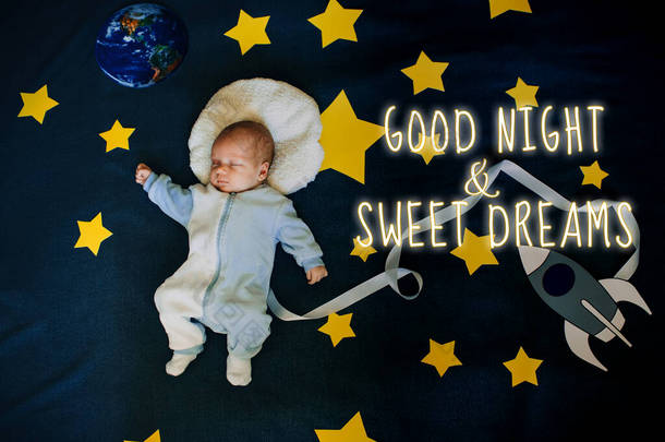 写着晚安和美梦的贺卡。小男孩婴儿睡眠宇航员